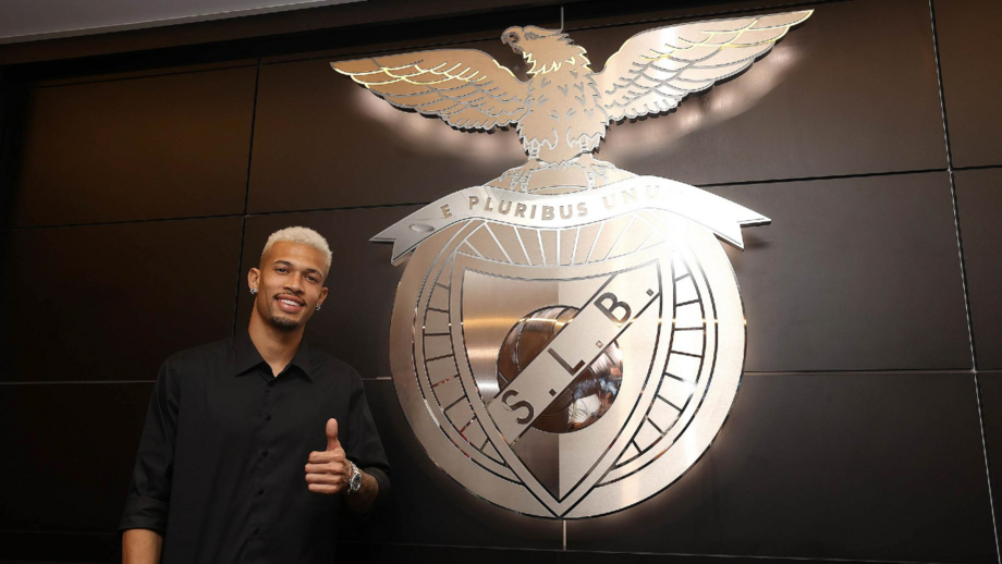 Central contratado pelos encarnados ao Corinthians chegou esta manhã