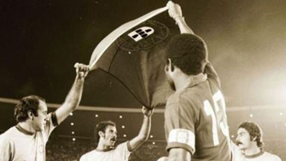 A bandeira de Portugal nas mãos de Eusébio e Gerson