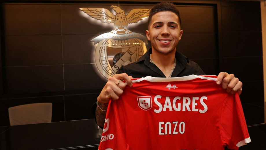 Médio argentino foi esta quinta-feira apresentado como reforço do Benfica até 2027