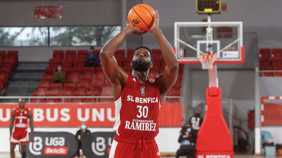 Benfica confirma saídas de Wendell Lewis e James Farr