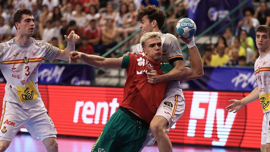 Kiko Costa travado pela muralha espanhola, seleção que venceu o Europeu pela terceira vez
