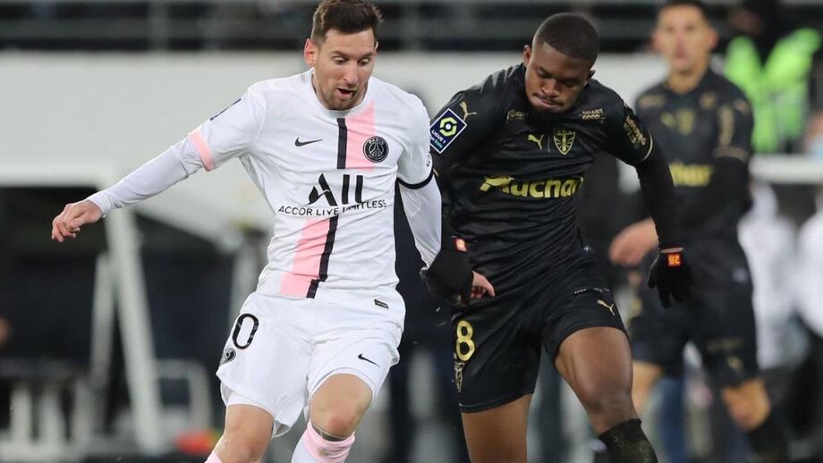 Cheick Doucouré em ação no campeonato francês num jogo com o PSG de Messi