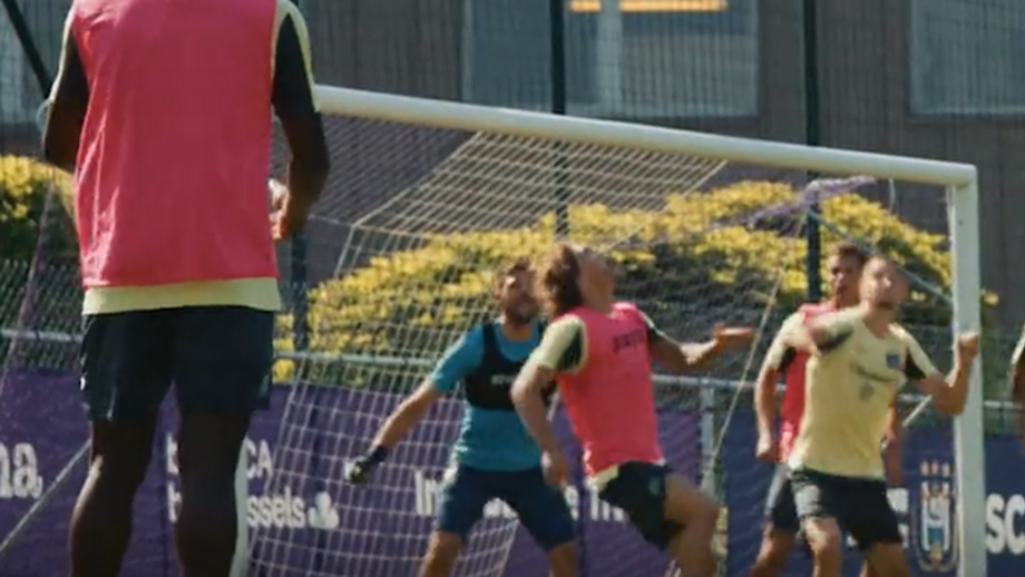 Um dia depois de ser oficializado no clube belga, o avançado português marcou um grande golo no treino