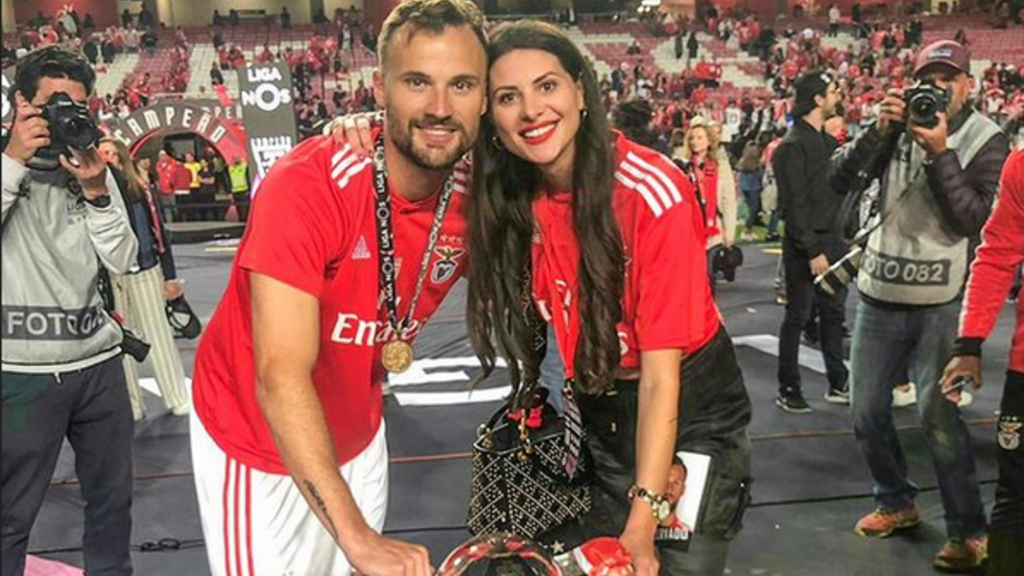 Mulher de Seferovic deixa mensagem de despedida: «Este clube, esta cidade e este país...»