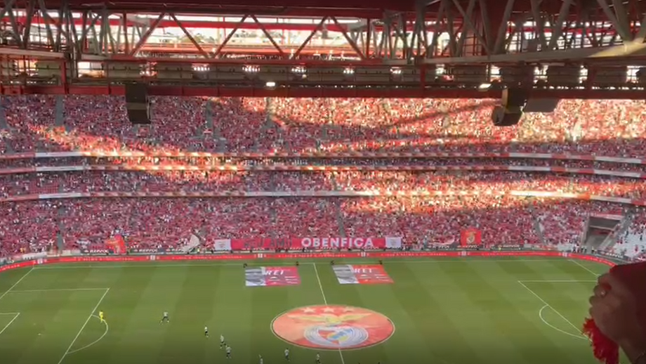 Ambiente vibrante nas bancadas do Estádio da Luz