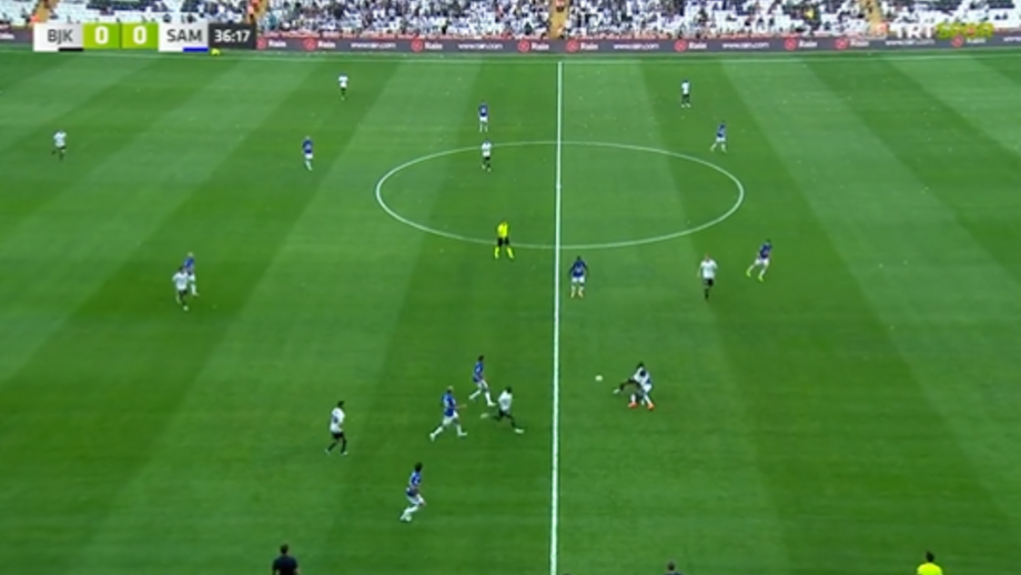 Médio perdeu a bola quando recebia um passe de um companheiro e a Sampdoria colocou-se em vantagem frente ao Besiktas