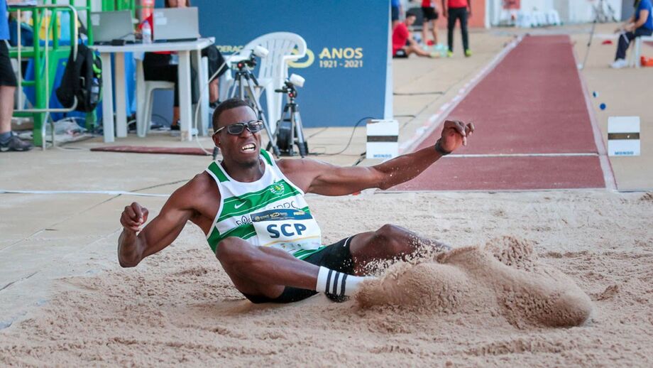 Tiago Pereira venceu no salto em comprimento e ajudou à liderança sportinguista