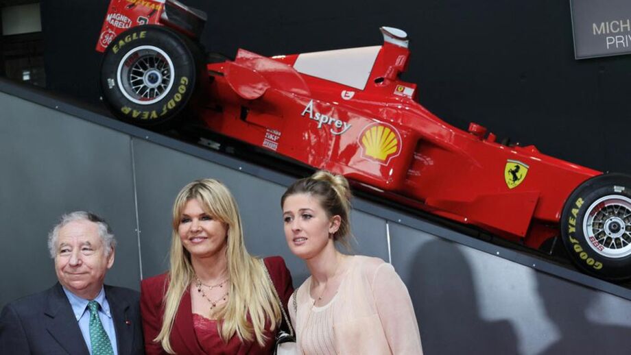 Jean Todt (à esquerda) deixou elogios à postura de Corinna Schumacher (aqui na foto ao centro, ao lado da sua filha Gina-Maria)