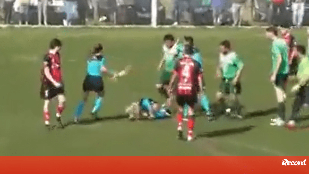 Brutal aggression against referee in regional game in Argentina is worth detention on the pitch – Videos