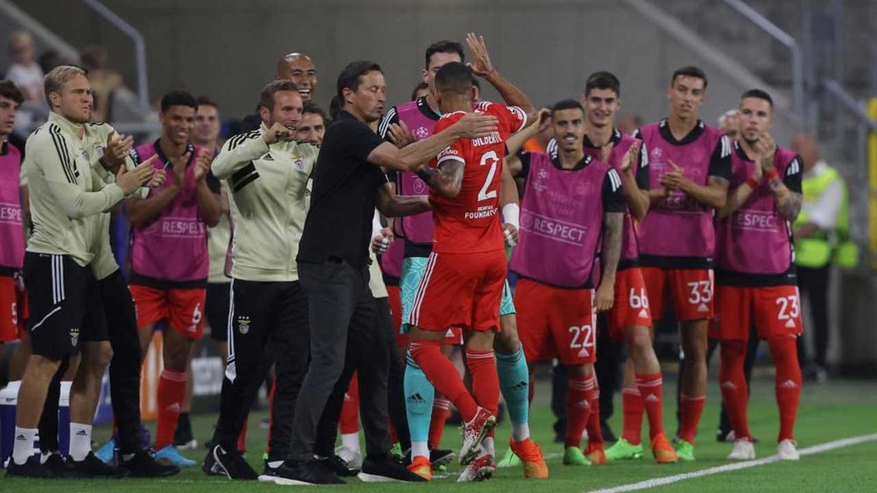 Benfica vence PSV e se aproxima da fase de grupos da Champions