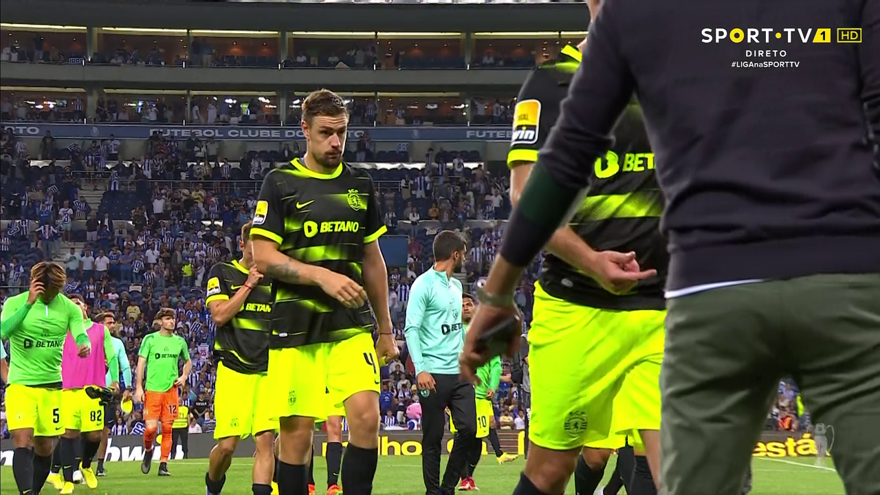 O gesto de Nuno Santos no final do FC PortoSporting que está a dar que
