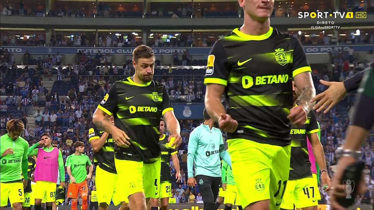 O gesto de Nuno Santos no final do FC PortoSporting que está a dar que
