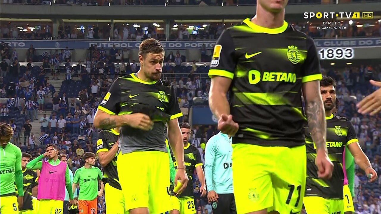 O gesto de Nuno Santos no final do FC PortoSporting que está a dar que