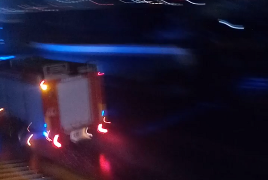 Bombeiros acorrem a casa atingida por raio na Terceira, nos Açores