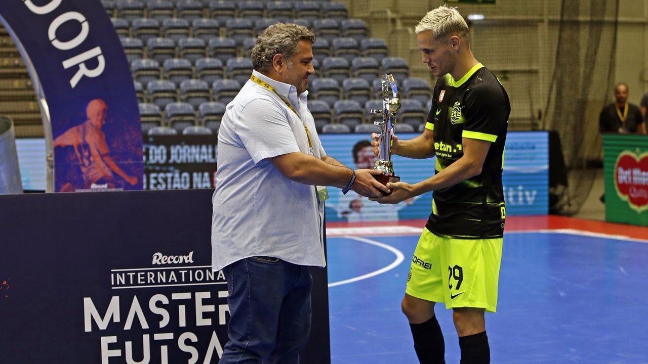 Bernardo Ribeiro, diretor do Record, entregou o prémio de melhor jogador do torneio a Merlim  