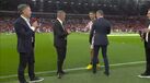 Cristiano Ronaldo cumprimenta Roy Keane e Neville e ignora Carragher por completo