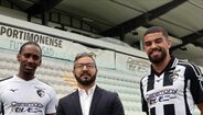Outro dos equipamentos alternativos do Portimonense (à direita na foto)