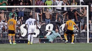 Farense responde a acusações de racismo no jogo com o Wolves e garante investigação 