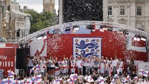 Ronaldo ganha mais num dia do que as jogadoras da seleção inglesa... pela conquista do Europeu