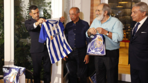 Sérgio Conceição brindado com vários presentes em dia de homenagem