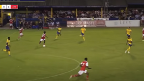 Jovem do Arsenal faz golaço a 50 metros da baliza