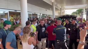 Reforço para Mourinho na Roma recebido em euforia pelos adeptos no aeroporto