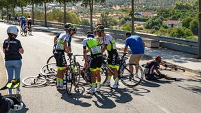 Final caótico na 1.ª etapa: «Houve alguém que ficou gravemente lesionado, vi bicicletas partidas...»