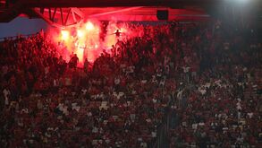 Tochas lançadas e algumas cadeiras a arder na Luz