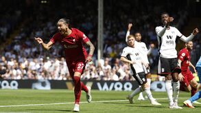 Primeiro ameaça, depois cumpre: o golaço de estreia de Darwin na Premier League