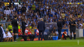 Árbitro 'distribui' cartões no banco do FC Porto face aos protestos veementes: tudo começou com Sérgio Conceição