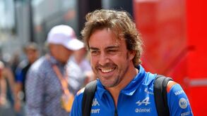Chefe de equipa da Alpine deixa farpa a Alonso: «A idade afeta os olhos, os músculos...»