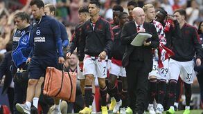 Chegou, aqueceu e... sentou-se: Cristiano Ronaldo no banco do Manchester United