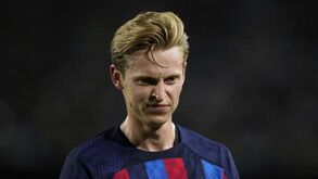 Barcelona diz que contrato de Frenkie de Jong é ilegal e ameaça médio com ação na justiça
