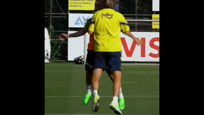 «Mister!»: Jorge Jesus viu que jogador do Fenerbahçe estava sozinho num exercício e ajudou... com a barriga