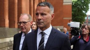 Computadores a voar, sexo, cabeçada na cara e sangue: ex-companheira acusa Giggs em tribunal