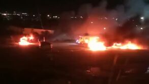 Surreal: adeptos do Aldosivi queimam carros de jogadores após derrota