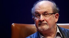 Salman Rushdie foi atingido por mais de 10 facadas e poderá perder um olho