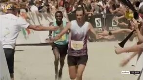 Insólito: Kilian Jornet estava a celebrar e... acabou ultrapassado em cima da meta