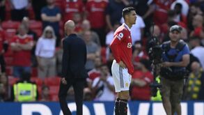 Sozinho na cantina e irritado com treinos de Ten Hag: ingleses revelam novos dados sobre Ronaldo