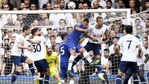 Thiago Silva critica arbitragem do Chelsea-Tottenham: «Pode puxar-se o cabelo?»