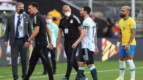 «Quatro pessoas entraram no relvado sem máscara e interromperam um jogo»