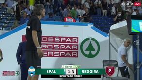 Filippo Inzaghi ignorado por técnico adversário: treinador ficou com a mão 'pendurada'