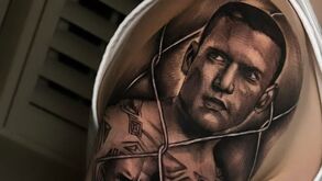 Jovem promessa do Man. United impressiona com enorme tatuagem de 'Prison Break'