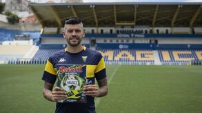 Sem facilitar na Liga Record: Joãozinho aposta na irreverência