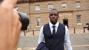 «Senti a presença dele, só queria chegar à toalha»: vítima de Mendy relata abusos