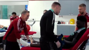 Guarda-redes do Arsenal faz 'inveja' aos colegas com camisola de... Cristiano Ronaldo