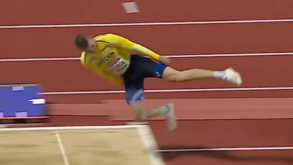 Se a moda pega...: Sueco 'inventa' nova técnica de aterragem no triplo salto