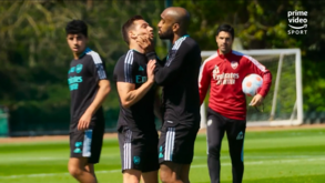 O momento em que Lacazette se pegou com Cédric e o agarrou pelo pescoço