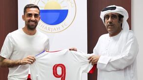 Emprestado, devolvido, sem clube e... novamente contratado: as loucas últimas horas de Paco Alcácer