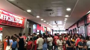 Muitos adeptos na Luz para a sessão de autógrafos com dois jogadores